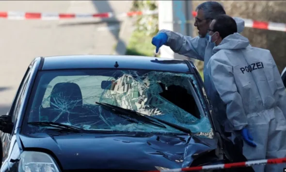 Almanya Mannheim'da Araç Kalabalığa Daldı